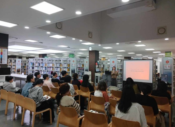 야간문화 꽃피우는 김포시, 도서관 밤...