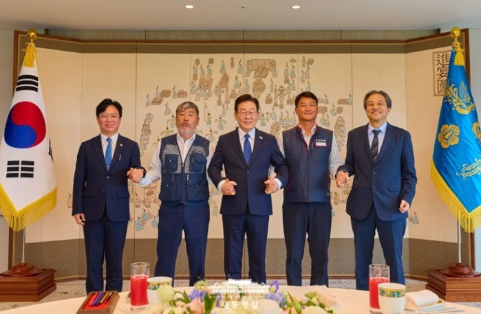 이 대통령, 양대 노총 위원장 비빔밥...