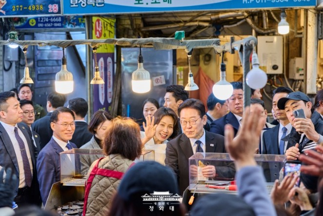 이재명 대통령 부부, 창원 반송시장 ...