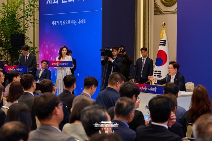 이 대통령 "올해 '대체 불가 대한민국' 꿈 시작"…4대 국정목표 제시
