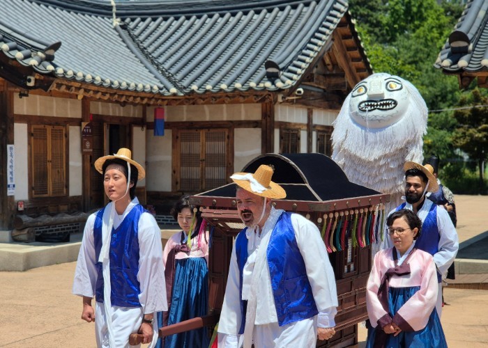 가마꾼 된 외국인 하객들… 부천 전통...