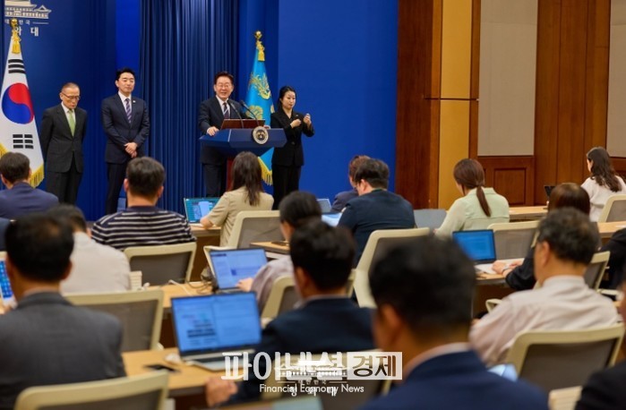 이재명  대통령 "교황에게 DMZ 및 북한 방문 요청"…교황 "적극 고려하겠다"